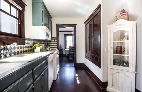 Hermosa Beach Cabaña | Acogedor 1915 Beach Cottage