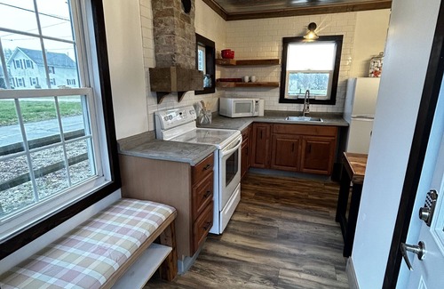 Curtice Casa | Cozy 1917 home with fun loft for kids.Close to birding & fishing.pets welcome