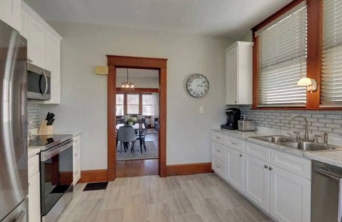 Quincy Casa | Cozy 1930's bungalow meets modern amenities!