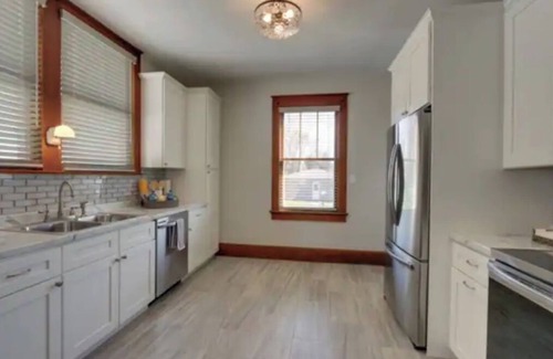 Quincy Casa | Cozy 1930's bungalow meets modern amenities!