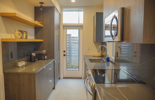 Whittier Heights Casa | Cozy 1b1b townhome in Ballard. Nice neighbor, steps to coffee and restaurants.