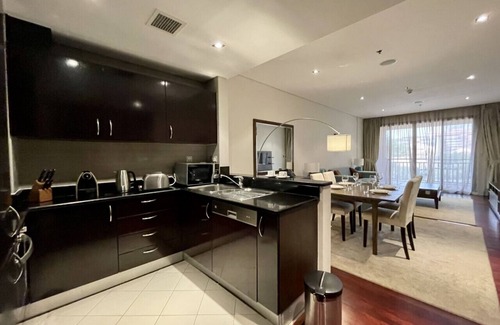 Madinat Zayed Apartamento | Cozy 1BDR in Anantara Residences