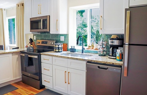 Roseville Apartamento | Modern & Renovated 1BR Flat | King Bed + Laundry