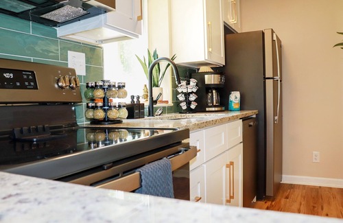 Roseville Apartamento | Modern & Renovated 1BR Flat | King Bed + Laundry