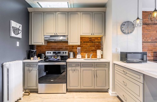 Central Hamilton Apartamento | Cozy 1BR Condo Unit on James Street North!