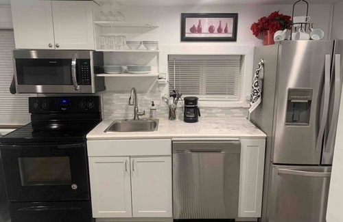 Lake Forest Park Cabaña | Cozy 1BR Cottage Near Lake, Trails & City Access