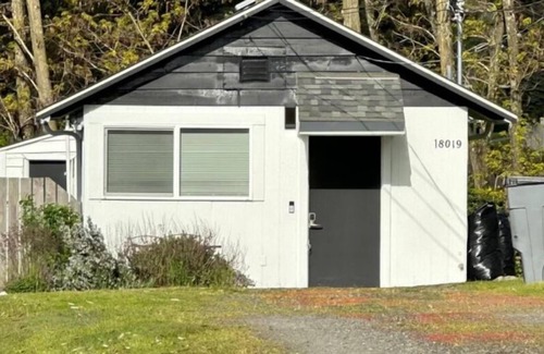 Lake Forest Park Cabaña | Cozy 1BR Cottage Near Lake, Trails & City Access