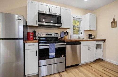 Hendersonville Casa | Cozy 1BR Cottage with Firepit Close to Downtown