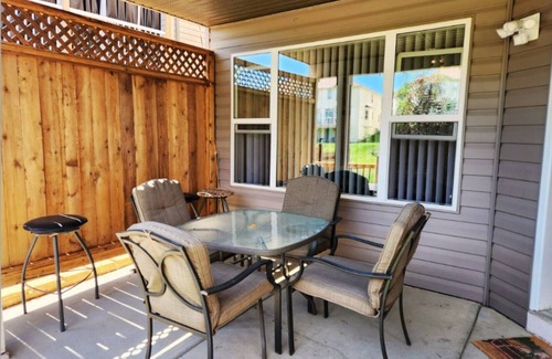 Cochrane Casa | Cozy 1BRSuite w/KingBed + 2x sofa beds in Cochrane,Alberta
