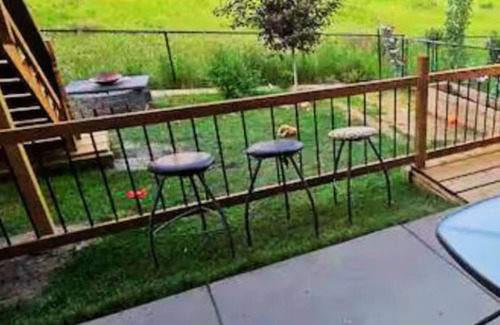 Cochrane Casa | Cozy 1BRSuite w/KingBed + 2x sofa beds in Cochrane,Alberta