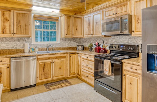 Ellijay Cabina | Cozy 2/2 Cabin - Hot Tub, Pet friendly, Close to Cohutta Forest & Carter Lake