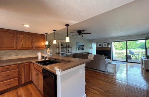 Avoca Condominio | Cozy, 2/2 condo at Lake Monroe, Golf, IU Bloomington