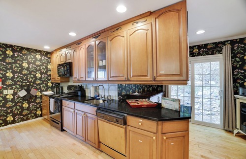 East Stroudsburg Casa | Cozy 2/3 bedroom house in welcoming Bushkill with Pool Table & Free Amenities.
