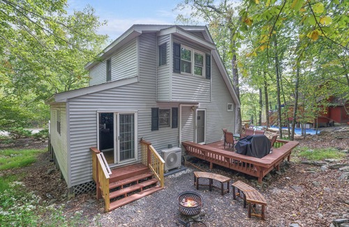 East Stroudsburg Casa | Cozy 2/3 bedroom house in welcoming Bushkill with Pool Table & Free Amenities.