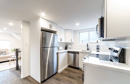 Welland Casa | Cozy 2 BDR Home/Apt. 20 mins to falls in Niagara