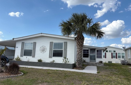 Venice Casa | Cozy 2-bedroom mobile home in beautiful Venice with WiFi, lovely screened lanai