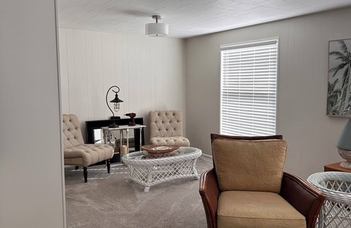 Venice Casa | Cozy 2-bedroom mobile home in beautiful Venice with WiFi, lovely screened lanai