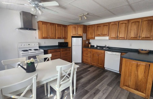 Port Franks Cabaña | Cozy 2 BDRM Cottage w/private hot tub, on site sauna & gym, private beach access