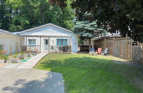 Port Franks Cabaña | Cozy 2 BDRM Cottage w/private hot tub, on site sauna & gym, private beach access
