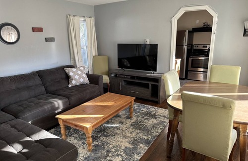 Buzzards Bay Casa | Cozy 2 bdrm sleeps 5. Walk to Electric Av Beach, Main St, Canal, Mass Maritime.