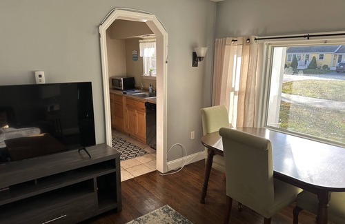 Buzzards Bay Casa | Cozy 2 bdrm sleeps 5. Walk to Electric Av Beach, Main St, Canal, Mass Maritime.