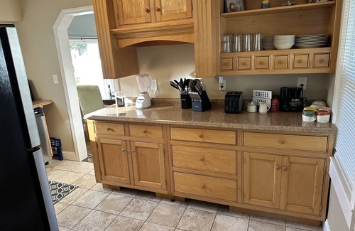 Buzzards Bay Casa | Cozy 2 bdrm sleeps 5. Walk to Electric Av Beach, Main St, Canal, Mass Maritime.