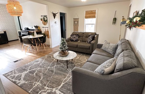 Lincoln Apartamento | Cozy 2 bed/ 1 bath home - Minutes from UNL & Downtown. Pet- Friendly!