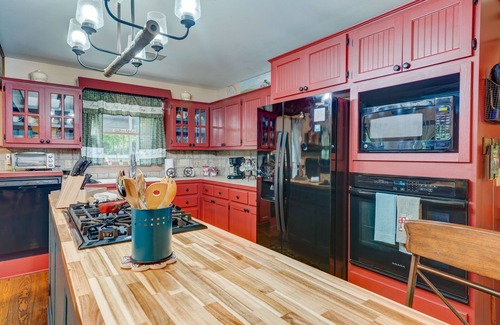 Ellijay Cabina | Cozy 2 bed+2.5 bath Mtn Cbn Near Hiking Trails-Minutes to Town-Fire Pit-Hot Tub