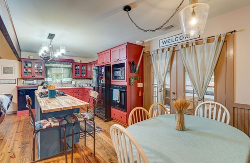 Ellijay Cabina | Cozy 2 bed+2.5 bath Mtn Cbn Near Hiking Trails-Minutes to Town-Fire Pit-Hot Tub