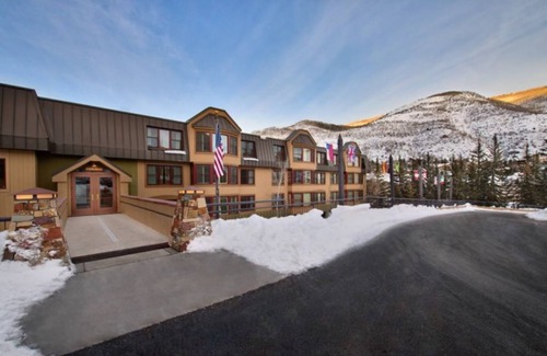 Highland Meadows Condominio | Cozy 2 Bed/2 Bath w/ Sleeper Sofa, sleeps 8, Hot Tub and Free Shuttle to Slopes!