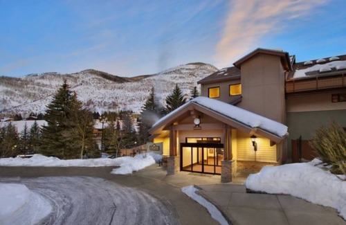 Highland Meadows Condominio | Cozy 2 Bed/2 Bath w/ Sleeper Sofa, sleeps 8, Hot Tub and Free Shuttle to Slopes!