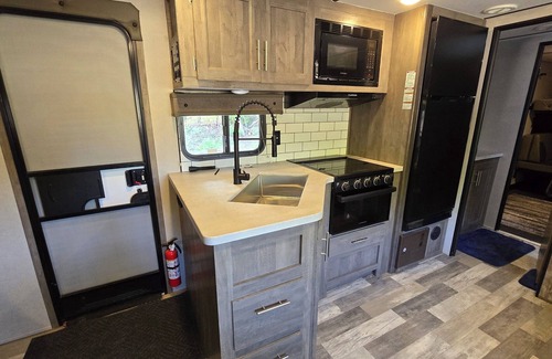 Cheboygan Casa | Cozy 2 bed camper near Cheboygan