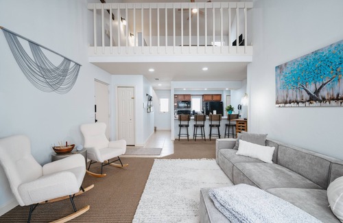 Acme Condominio | Cozy 2-Bed Golf Course Condo. Minutes To The Beach!