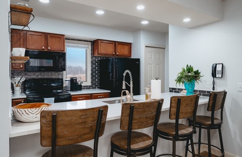 Acme Condominio | Cozy 2-Bed Golf Course Condo. Minutes To The Beach!