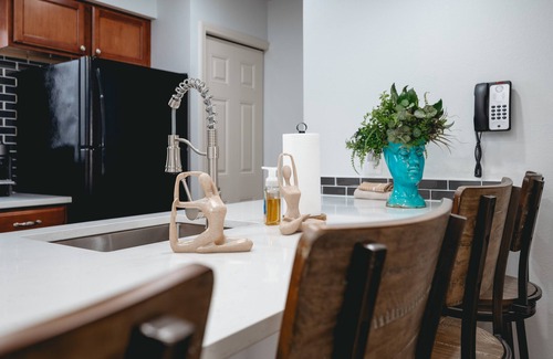 Acme Condominio | Cozy 2-Bed Golf Course Condo. Minutes To The Beach!