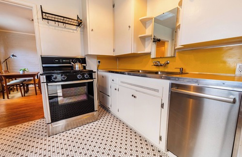Mar Vista Casa | Cozy 2 Bed Mid Century Modern Pet Friendly Cottage in Mar Vista with Fenced Yard