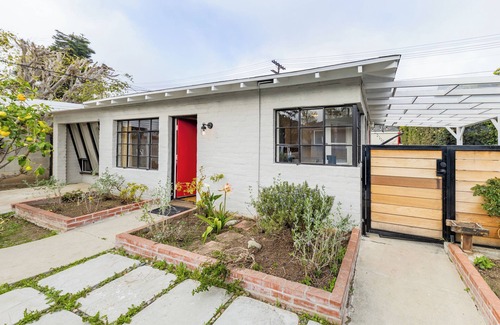 Mar Vista Casa | Cozy 2 Bed Mid Century Modern Pet Friendly Cottage in Mar Vista with Fenced Yard