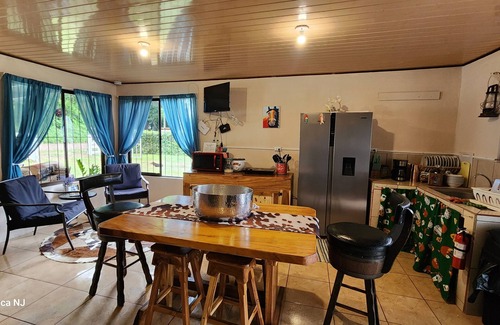 Paquera Cabaña | Cozy 2-bedroom house, WiFi, AC in Playa Pajaros, minutes away from MANY beaches!