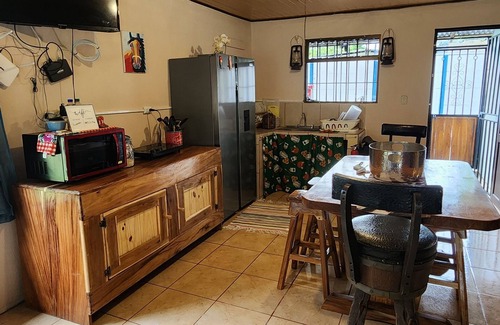 Paquera Cabaña | Cozy 2-bedroom house, WiFi, AC in Playa Pajaros, minutes away from MANY beaches!