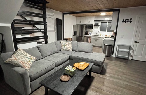 Green Valley Lake Cabina | Cozy 2-bedroom cabin in charming Green Valley Lake with Jacuzzi, AC, EV Charger