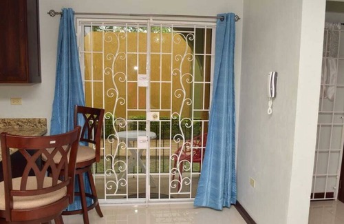 Eastwood Park Apartamento | Cozy 2 bedroom 1.5 bathroom in a quiet neighborhood, centrally located.