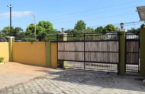 Eastwood Park Apartamento | Cozy 2 bedroom 1.5 bathroom in a quiet neighborhood, centrally located.