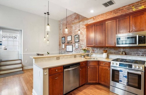 Medford Street - The Neck Condominio | Cozy 2-bedroom 1.5 bath condo w/parking & private patio in lovely Charlestown,