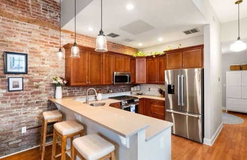 Medford Street - The Neck Condominio | Cozy 2-bedroom 1.5 bath condo w/parking & private patio in lovely Charlestown,