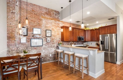 Medford Street - The Neck Condominio | Cozy 2-bedroom 1.5 bath condo w/parking & private patio in lovely Charlestown,