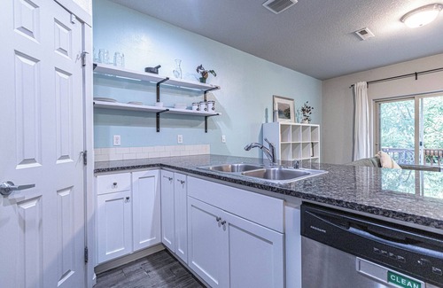 Mercado Casa | Cozy 2-bedroom, 1 office, 2.5 bathroom townhome in Vancouver with AC, WiFi,
