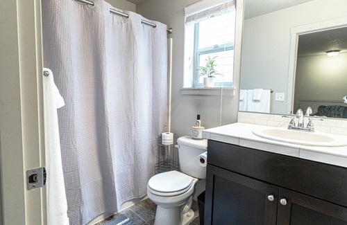 Mercado Casa | Cozy 2-bedroom, 1 office, 2.5 bathroom townhome in Vancouver with AC, WiFi,
