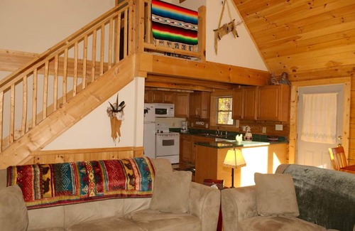 Maggie Valley Cabina | Acogedora cabaña de 2 habitaciones, 2 baños, que admite mascotas, patio cercado, vistas y hoguera