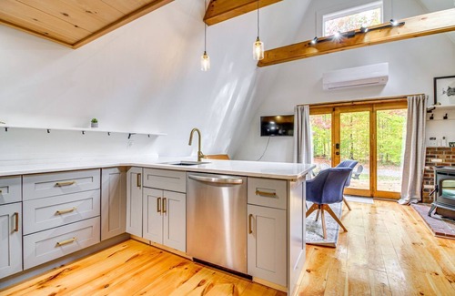 Perkinsville Chalet De Esquí | Cozy 2-bedroom A-Frame close to skiing, fishing & hiking!