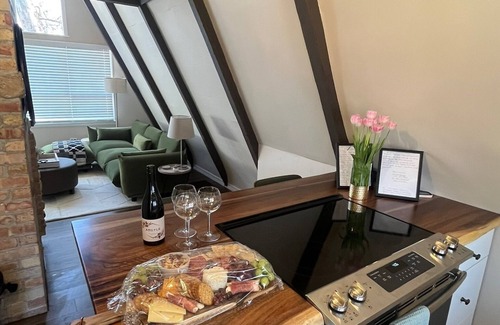 Como Cabina | Cozy 2-bedroom Aframe in charming Lake Geneva with a hot tub and fireplace
